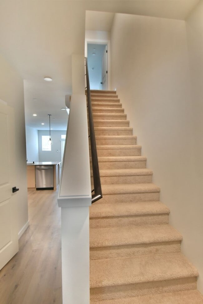 Building Photo - 3bd/2.5ba Lynnwood Townhome