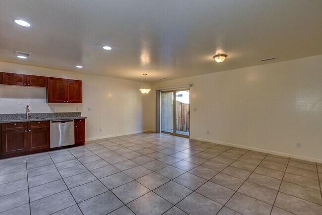 Building Photo - 3330 N Navajo Dr