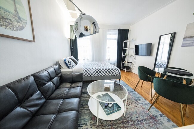 Building Photo - 328 E 74th St