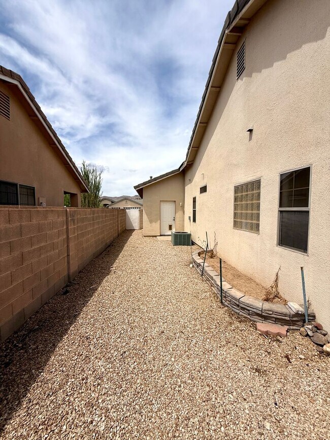 Building Photo - 2116 Roy Rogers Way