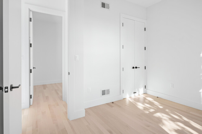 Building Photo - Common Owens (Furnished Rooms)