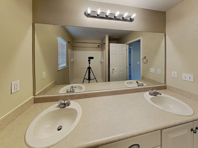 Building Photo - 5545 Cathay Ct