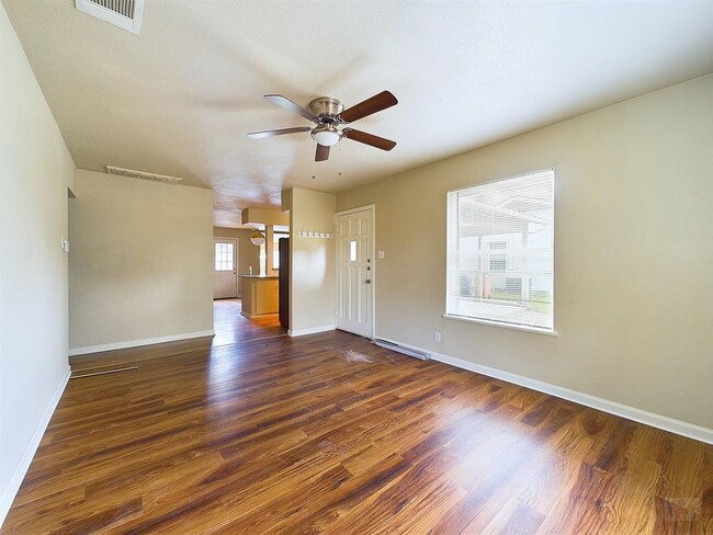 Building Photo - 1411 Kamar Dr