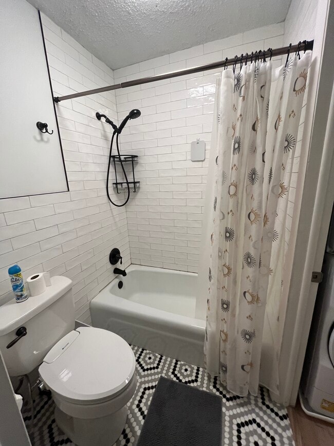 Building Photo - 515 Basswood Ave