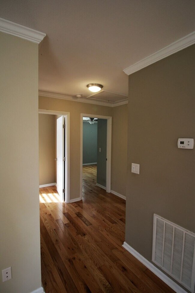 Building Photo - West AVL - Great apartment close to all th...