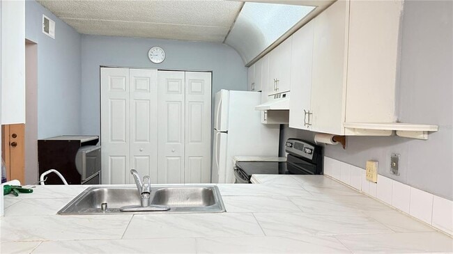 Building Photo - 5628 Blue Shadows Ct