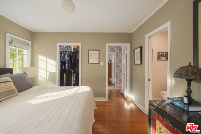 Building Photo - 513 N Mansfield Ave