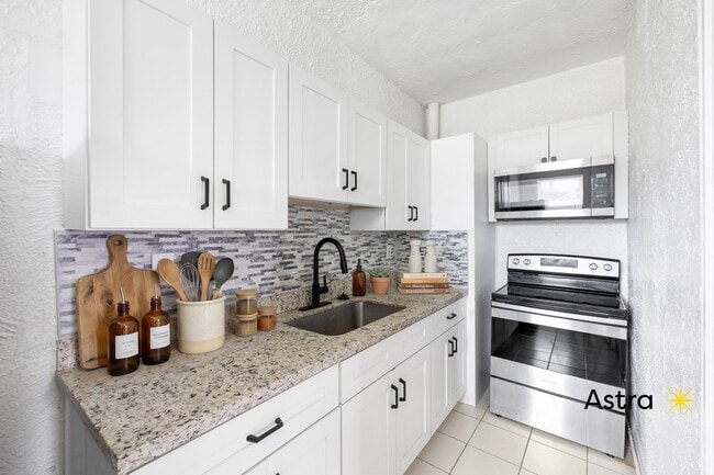 Building Photo - 323 N Westland Ave