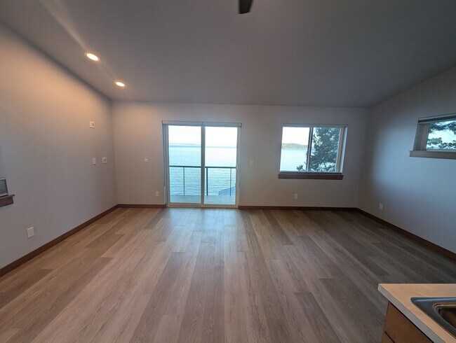 Building Photo - 1525 Colchester Dr E