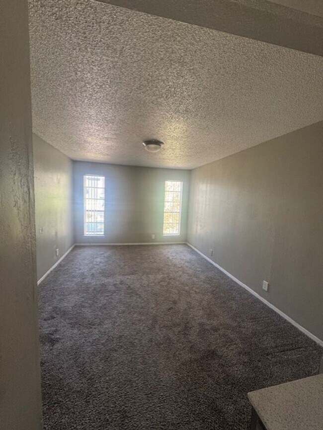 Building Photo - 2417 E 55th Pl