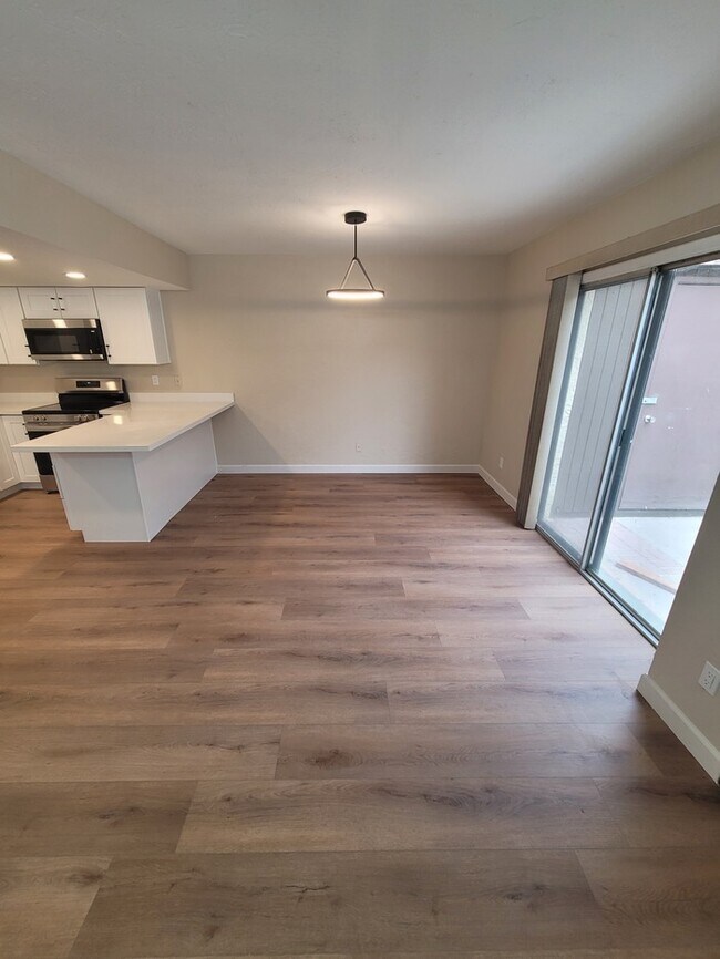 Building Photo - Remodeled 2/2 patio home for rent in sought-after central Phoenix area.
