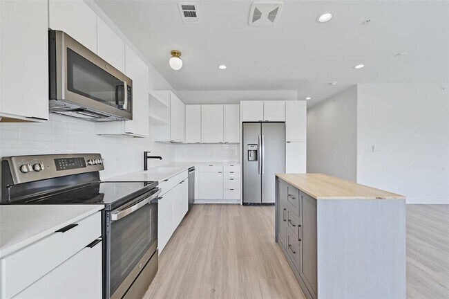Building Photo - 100 Mockingbird Ln W