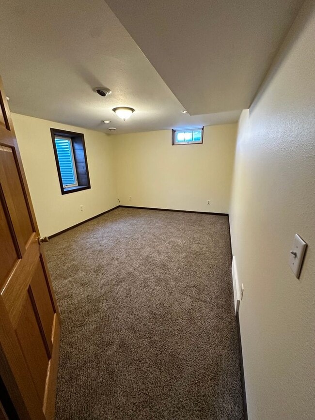 Building Photo - 3BR Single Family Home Available NOW on Eau Claire's Northside!