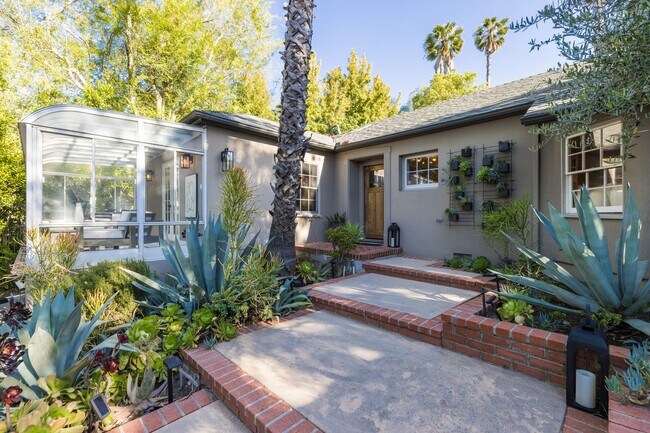 Building Photo - S of the Blvd - upgraded 4+3 w/pool + views!