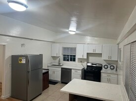 Building Photo - 3558 Kelton Ave