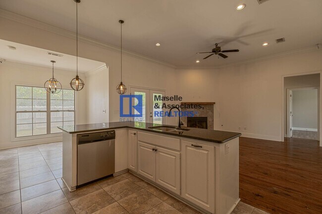Building Photo - Beautiful 4 bedroom, 2 bathroom house in B...