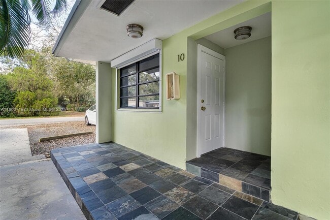 Building Photo - 1050 NE 129th St