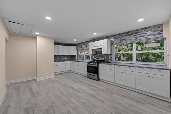 Building Photo - 2825 N Taliaferro Ave