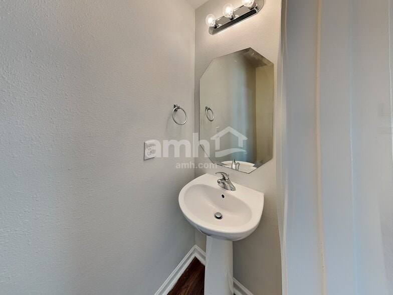 Building Photo - 9624 Eagle Feathers Dr