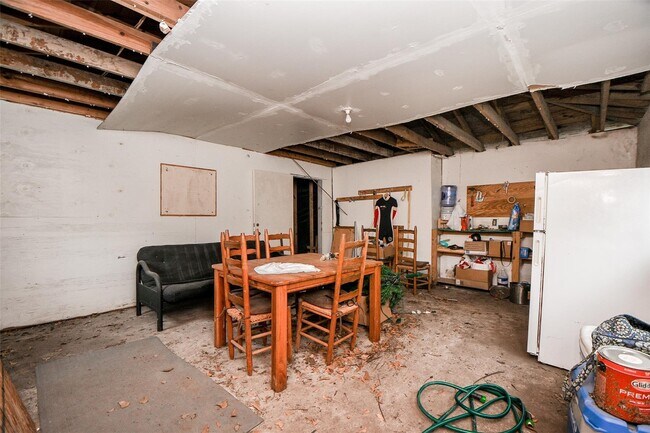 Building Photo - 5221 Darling St