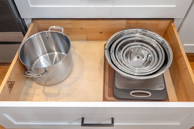 Building Photo - 2019 James St