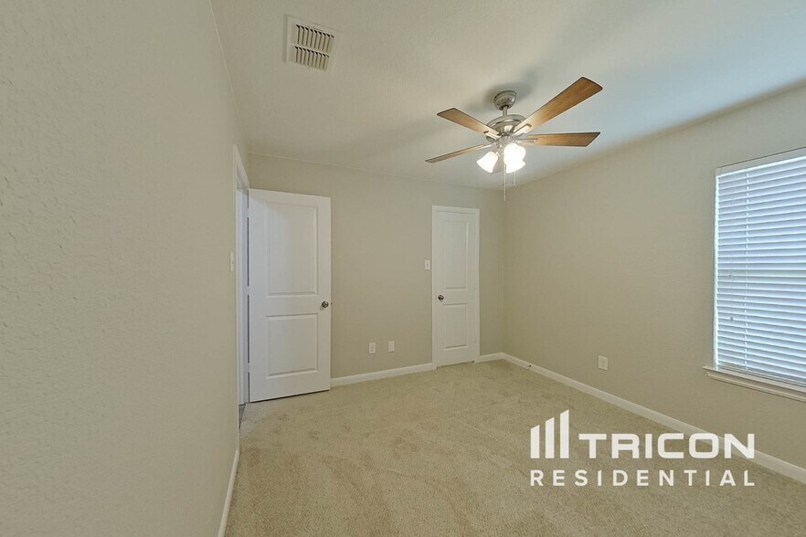 Building Photo - 1214 Cres View Dr