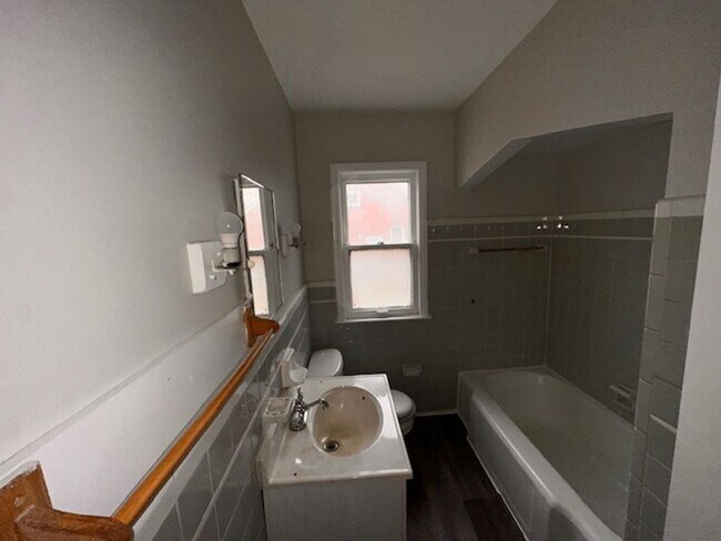 Building Photo - Three Bed 1 Bath Brick Bungalow with basement on the east-side of Detroit! Move in Ready!