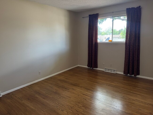 Building Photo - 4 Bedroom, 2 Bathroom Home near Louisiana & Osuna