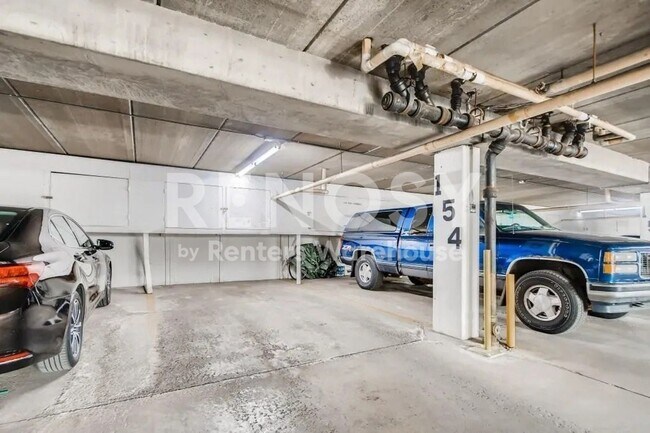 Building Photo - Available Now 2 Bedroom 1 Bath Condo in Fridley