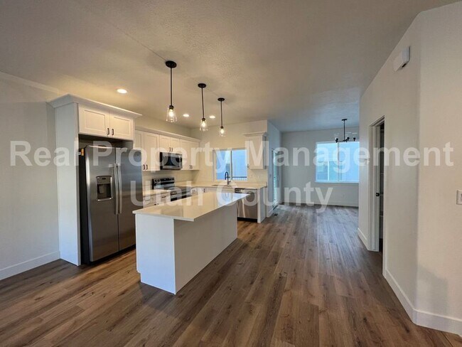 Building Photo - 606 E 340 S