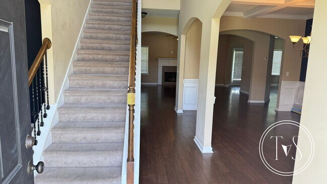 Building Photo - 639 Red Oak Ln