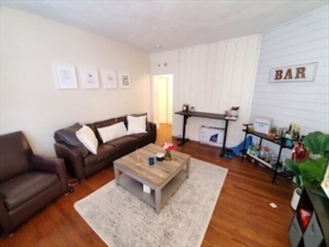 Primary Photo - 517 E 3rd St