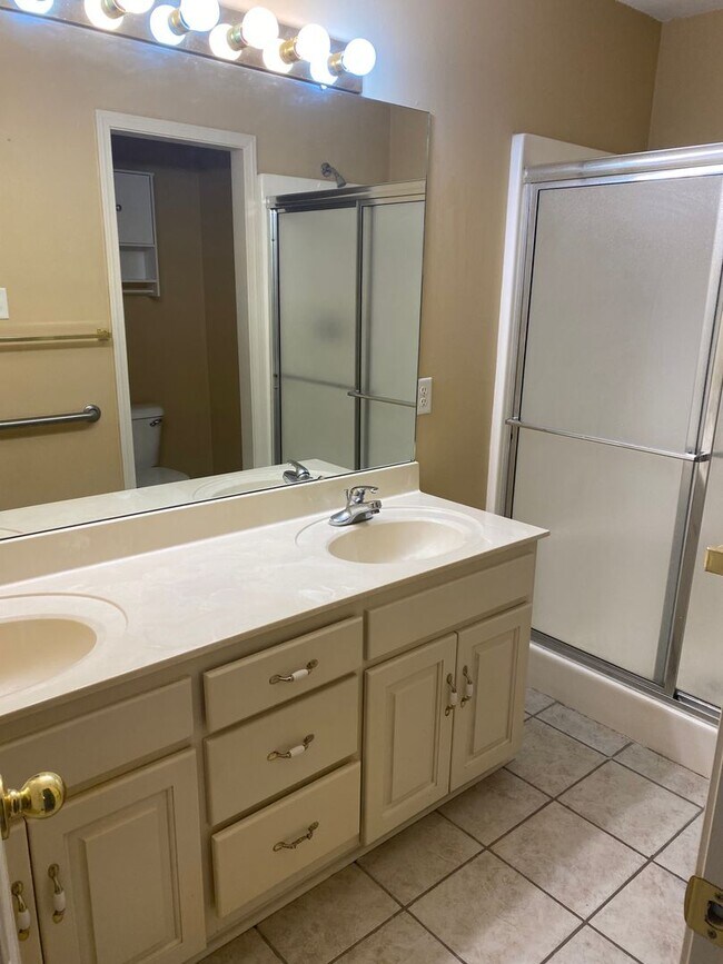 Building Photo - Contact Peggy 501 676 1758  or Heather 501 350 0540