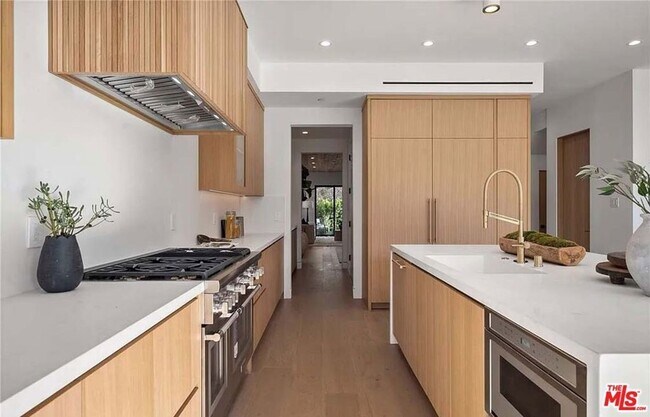 Building Photo - 4453 Gentry Ave