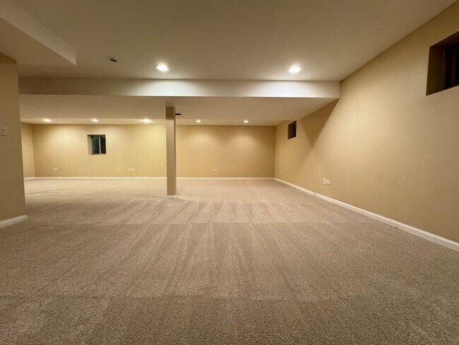 Building Photo - 4805 Greenwich Ct