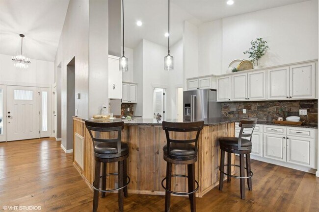 Building Photo - Stunning Columbia Falls Home w/horse pasture
