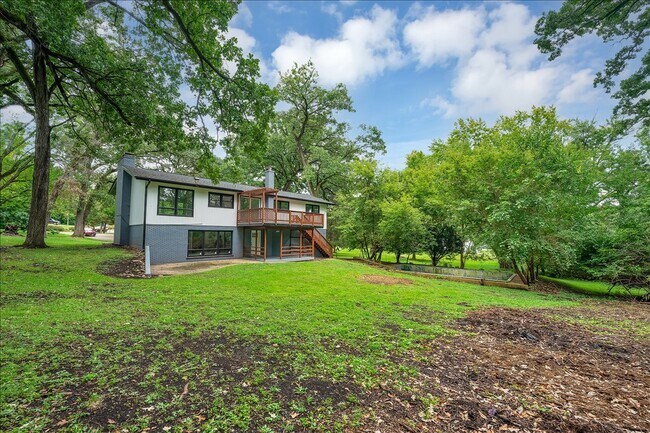 Building Photo - 1001 Oak Ln