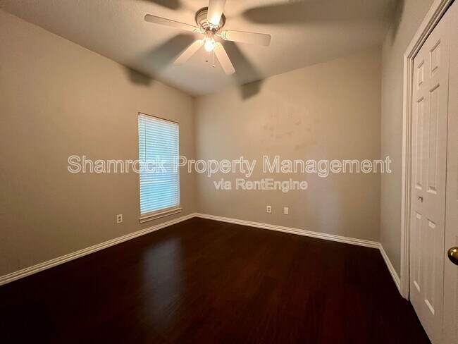 Building Photo - 208 Bonham Dr