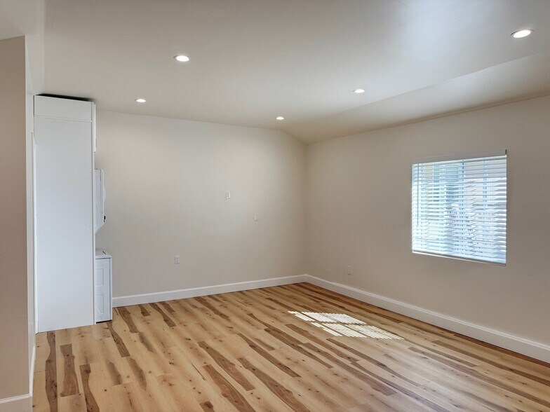 Building Photo - 9320 Valjean Ave