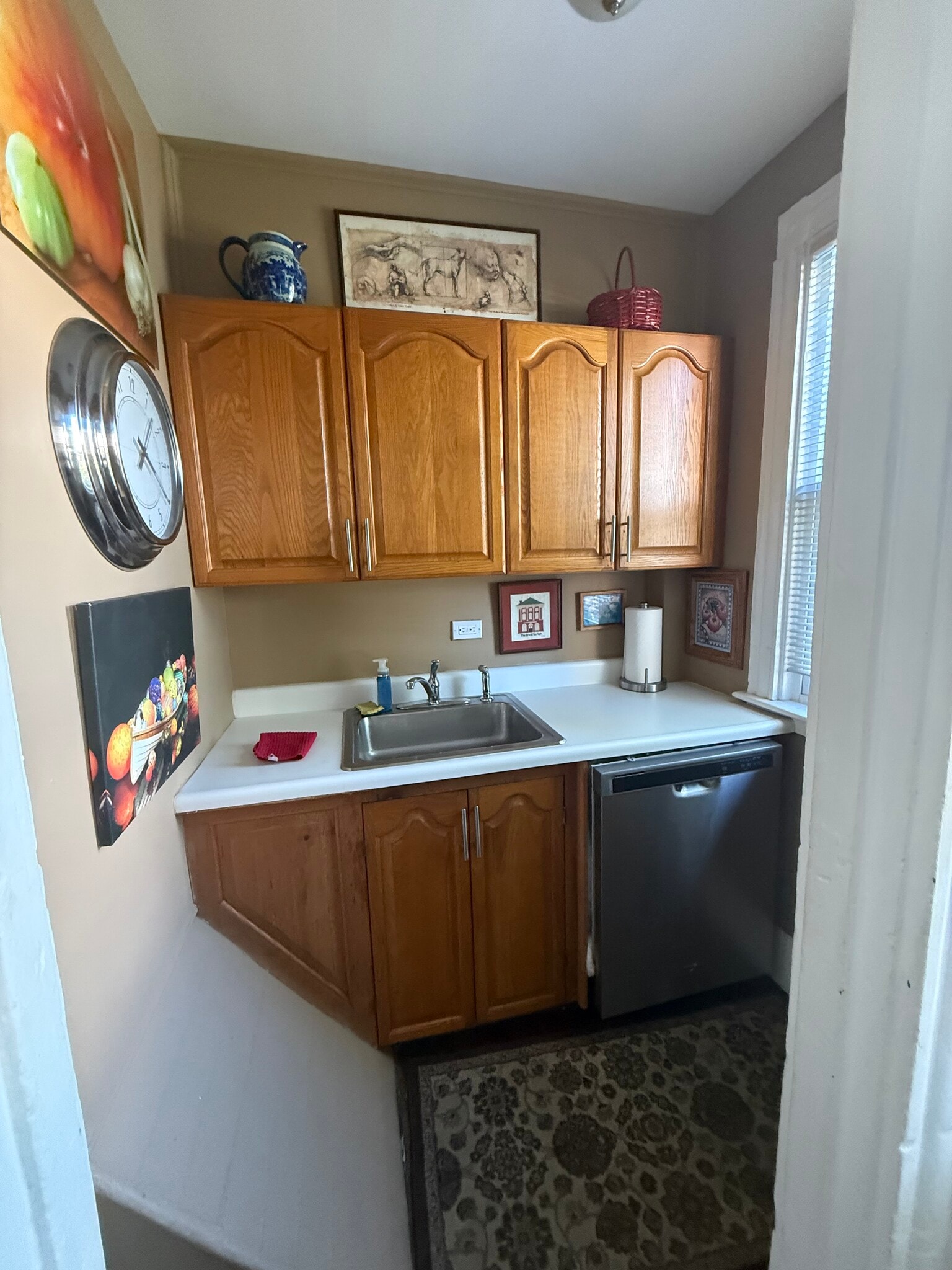 Pantry with dishwasher - 98 John St