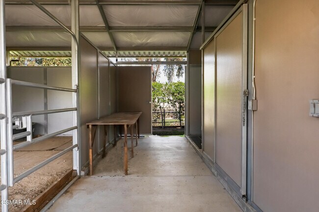 Building Photo - 525 Aqueduct Ct