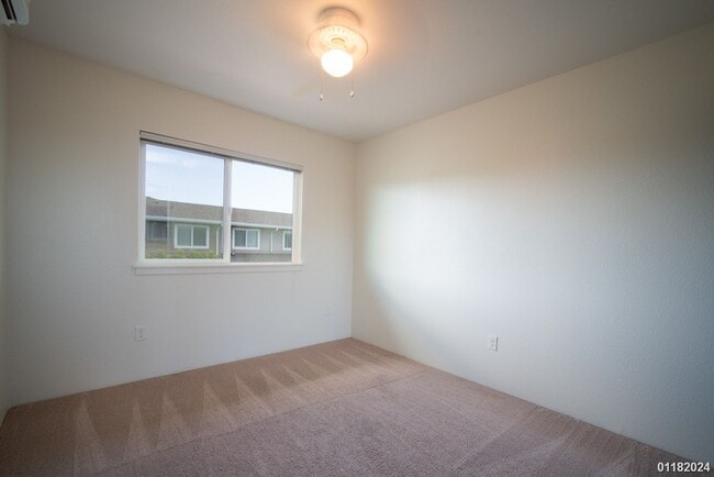 Building Photo - 3bd/2.5ba condo with 2 assigned parking sp...