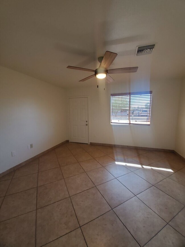 Building Photo - 4 bedroom, 1.5 bath - North Phoenix - Big ...