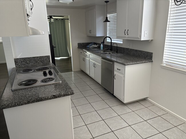 Building Photo - 359 Sylvan Dr