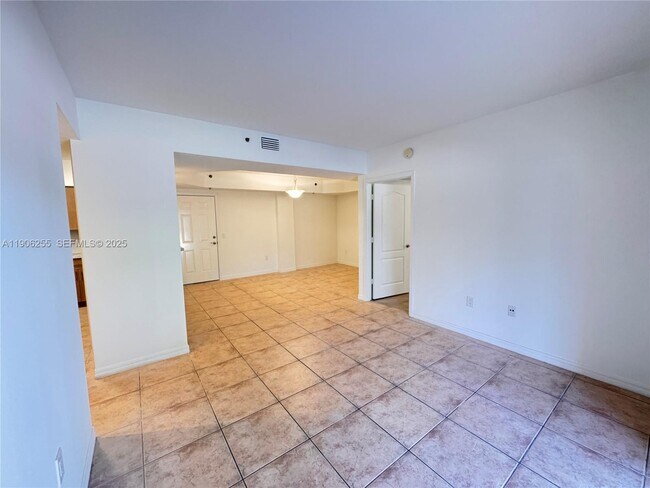 Building Photo - 9340 Fontainebleau Blvd