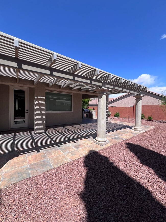 Building Photo - Stunning 4-Bed 3 Car Garage Gated Single S...