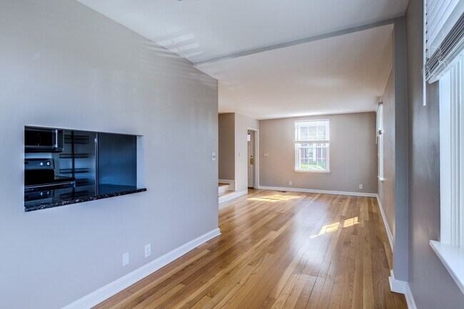 Building Photo - Charming End-Unit Townhouse in Fairlington