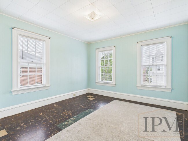 Building Photo - Available Now Beautiful 4 Bedroom Home with Garage, Central Air & Large Yard in York City.