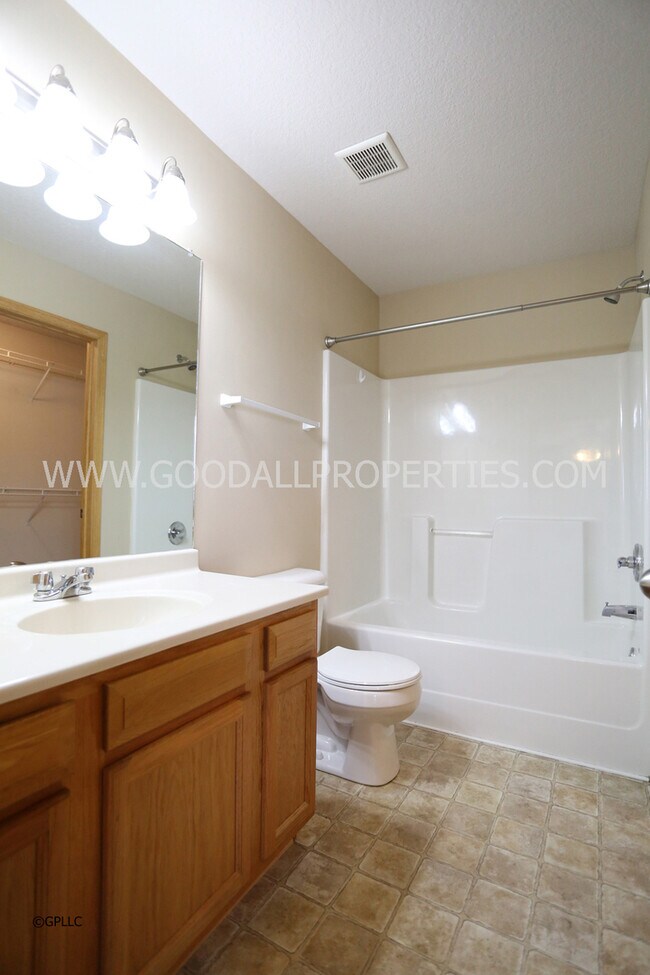 Building Photo - 3-Bedroom, 2.5-Bath Home in Urbandale with Attached 2-Car Garage
