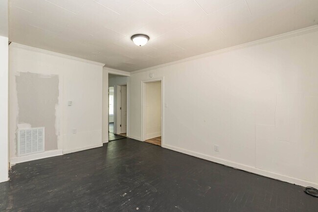 Building Photo - Beautiful Three Bedroom Home!